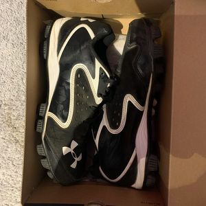 Softball shoes